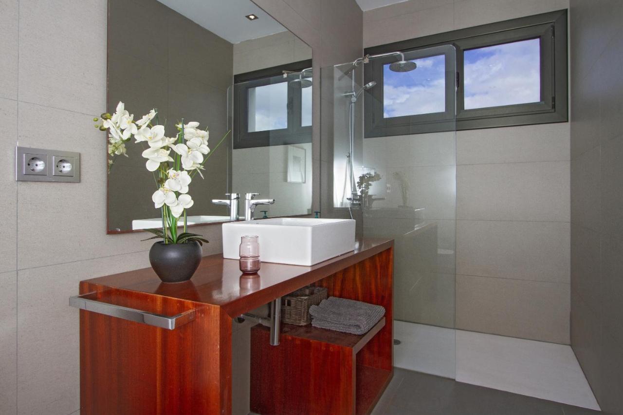 Luxury Los Mojones Villa Short Walk To Old Town Private Heated Pool Villa Los Mojones Angie Puerto Del Carmen 티아즈 외부 사진